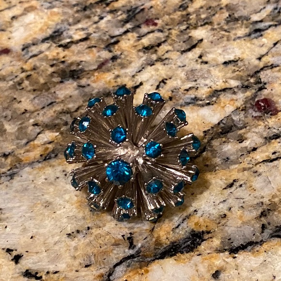 3/$30 Adjustable burst blue faux gem ring - Picture 10 of 13